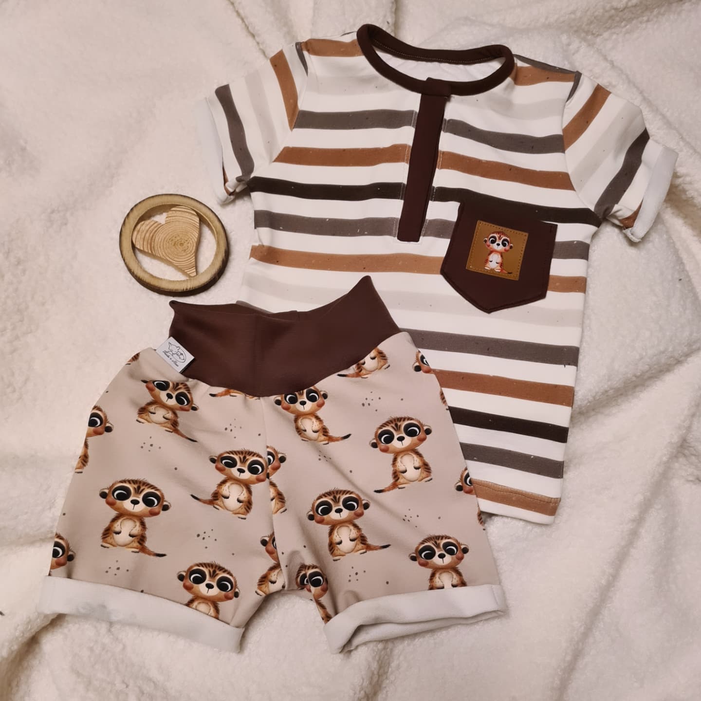T-Shirt mit Streifen - kurze Hose mit Erdmännchen - bequem
